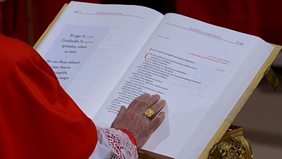 Los cardenales españoles prestan juramento ante el Evangelio