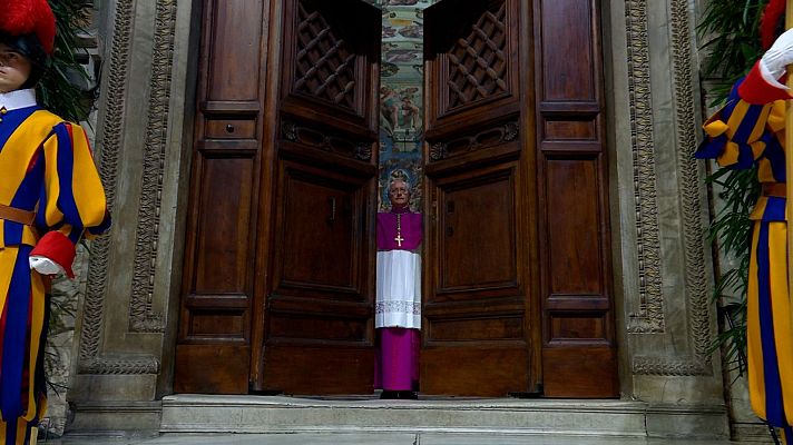 Especiales informativos - El cónclave comienza oficialmente en la Capilla Sixtina tras la proclamación del 'Extra omnes': "Todos fuera"