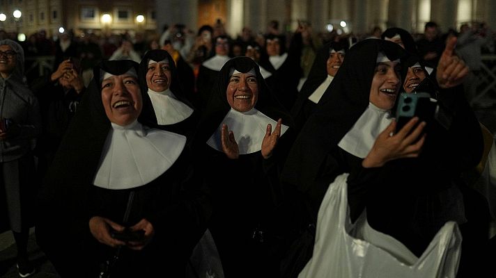 Primera fumata negra del cónclave