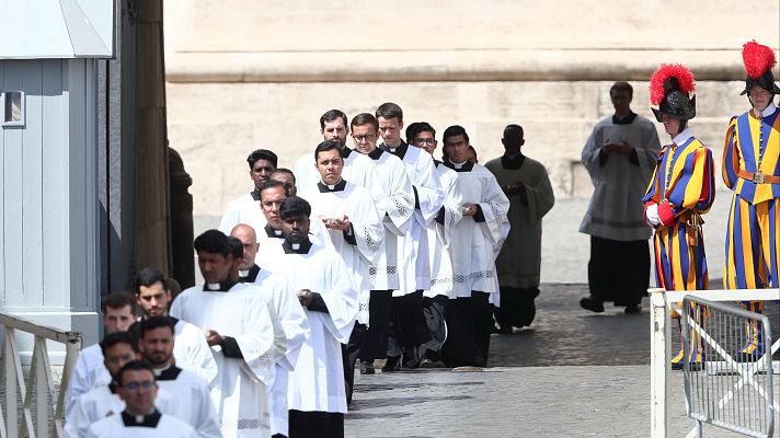 Telediario 1 - Los jóvenes curas opinan sobre el futuro de la Iglesia