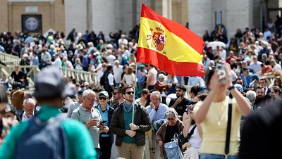 Fumata a pie de calle: expectación entre los asistentes al Vaticano que esperan ver el humo blanco
