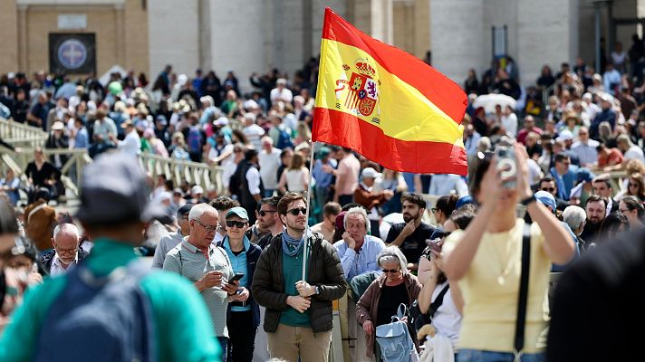 Telediario 1 - Fumata a pie de calle: expectación entre los asistentes al Vaticano que esperan ver el humo blanco