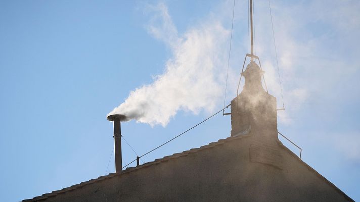  - Momento en el que la fumata blanca ha anunciado la elección del papa