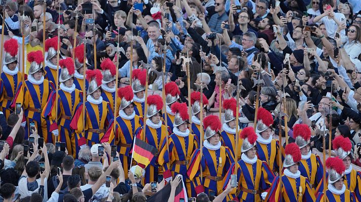 La Guardia Suiza desfila en San Pedro tras conocer la llegada de un nuevo papa - Especiales informativos | Ver