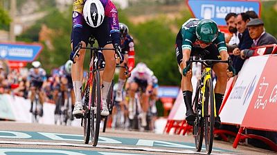 Vuelta femenina 2025: Marianne Vos gana por centímetros a Misha Bredewold