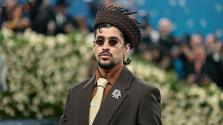 La familia de la tele - La llamada a Claudia Bavel sobre Bad Bunny