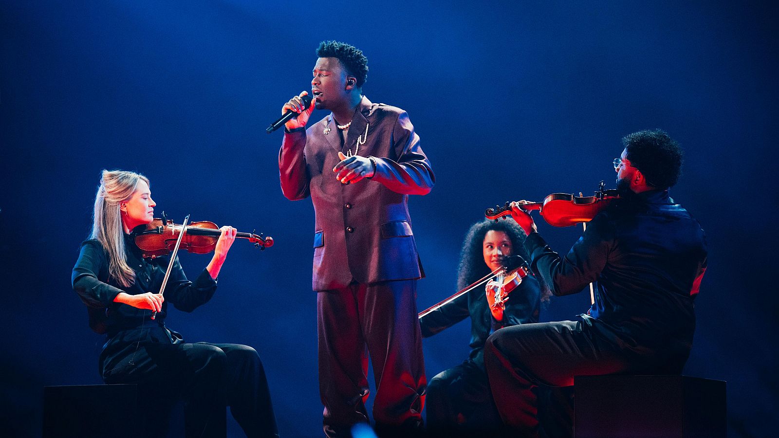 Actuación de Países Bajos en la Primera semifinal de Eurovisión 2025: Claude Kmb