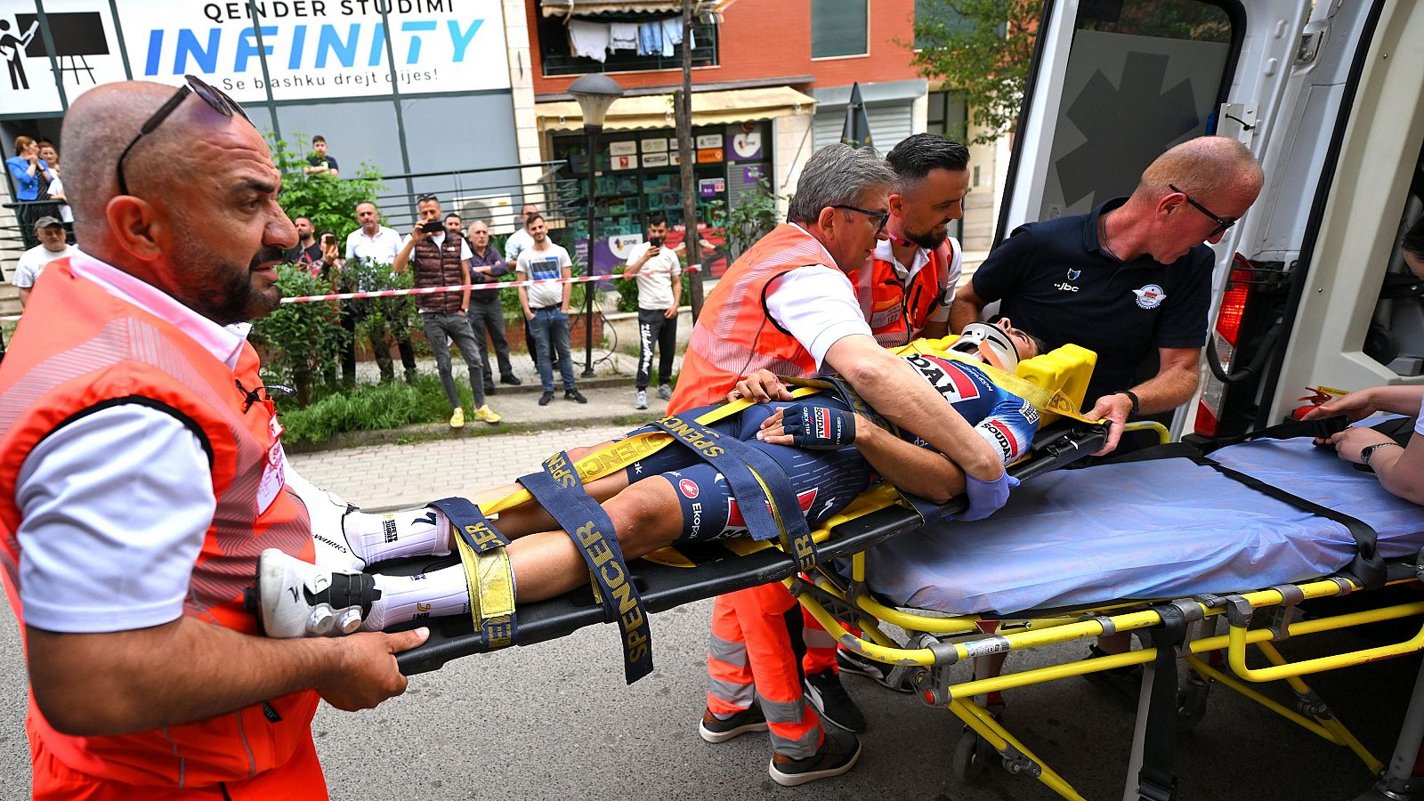 Mikel Landa sufre una grave caída en el Giro y se rompe una vértebra