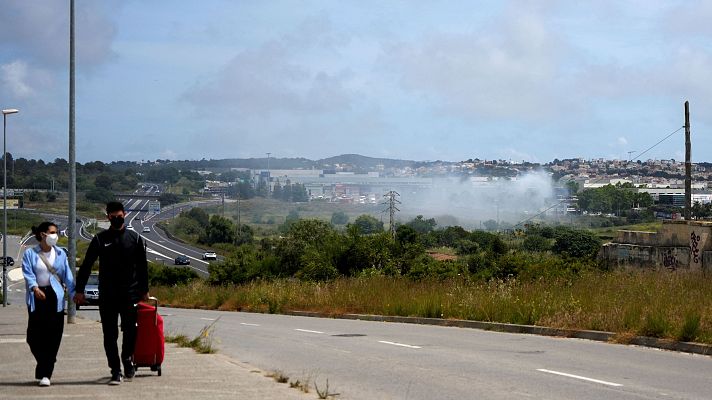  - Una nube tóxica obliga a confinar a miles de vecinos tras un incendio en una fábrica de Vilanova i la Geltrú
