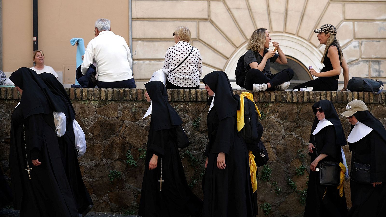 Miles de peregrinos y turistas las calles de Roma por la elección del papa | Ver