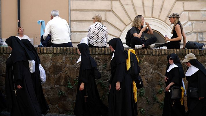 Telediario Fin de Semana - Miles de peregrinos y turistas las calles de Roma por la elección del papa