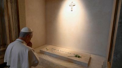 Len XIV reza ante la tumba del papa Francisco
