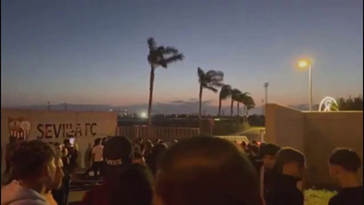 Tensión en Sevilla tras caer ante Celta: varios aficionados tiran abajo una puerta de la ciudad deportiva