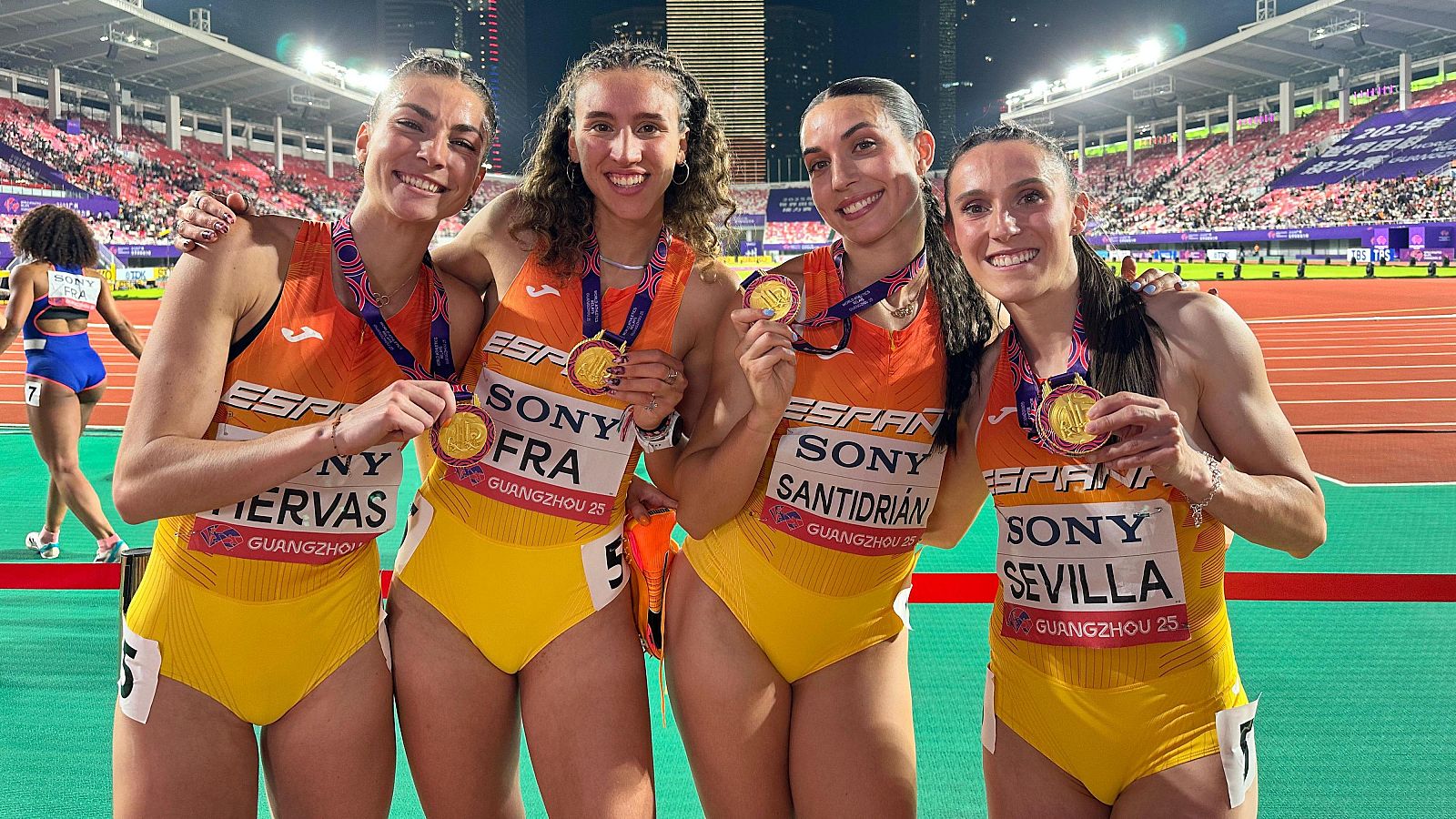 El 4x400 femenino de EspaÃ±a, campeÃ³n del mundo de relevos en CantÃ³n 2025 y rÃ©cord nacional