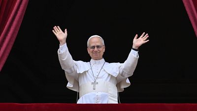 Len XIV preside su primer rezo desde la plaza de San Pedro
