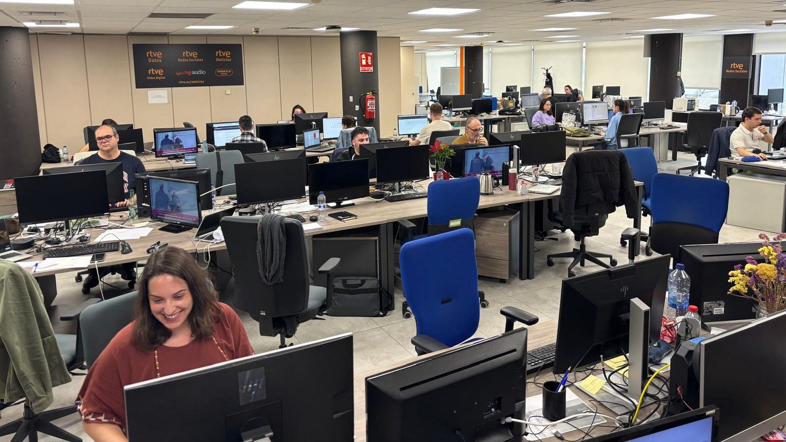 Así es el trabajo en la redacción de RTVE Noticias - Modo Digital | Ver
