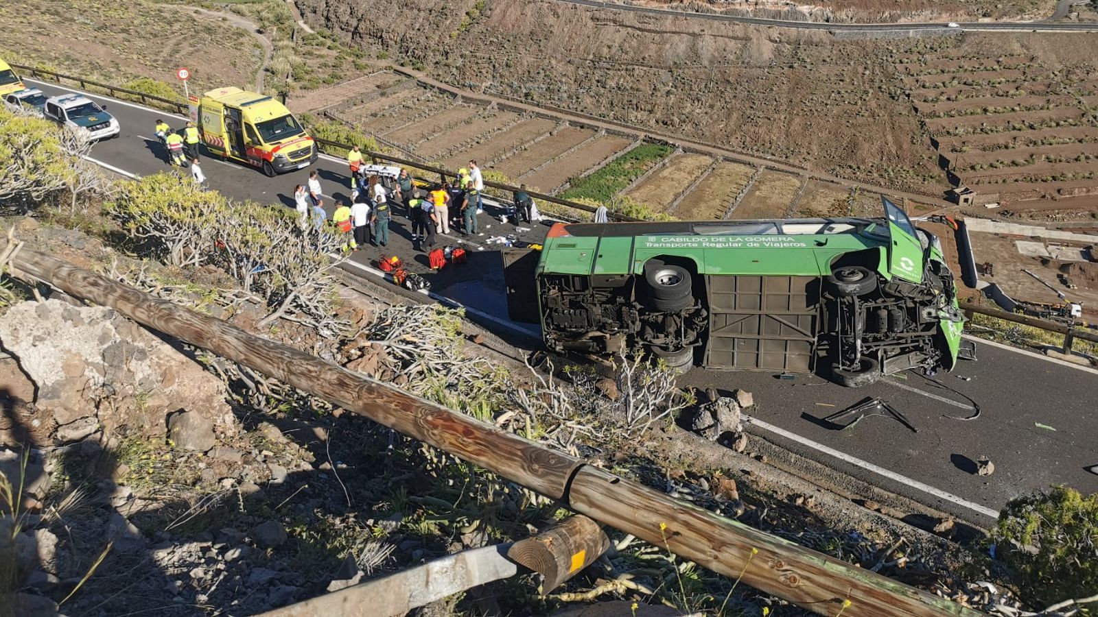 Un muerto y 11 heridos tras volcar un autobús en La Gomera