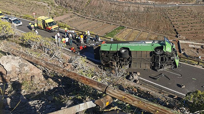 Un muerto y 11 heridos tras volcar un autobús en La Gomera