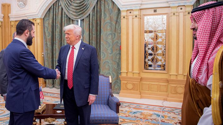Trump se reúne con el presidente interino de Siria en su gira por Oriente Próximo