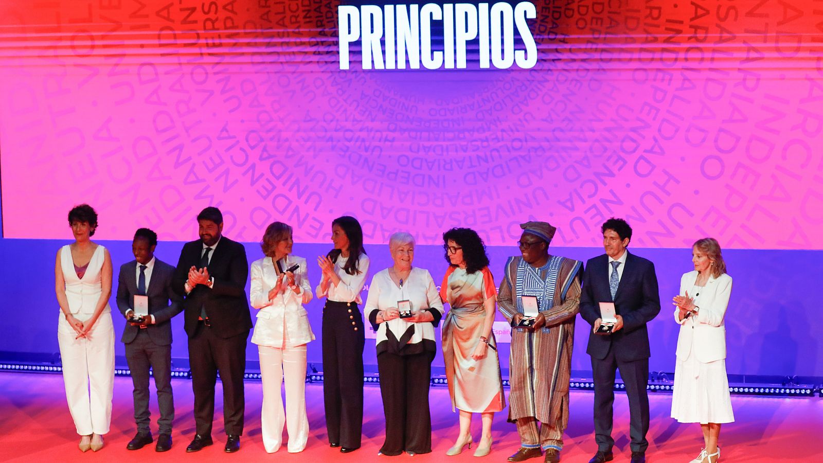 La periodista Almudera Ariza, Medalla de Oro de la Cruz Roja - Informativo 24h | Ver