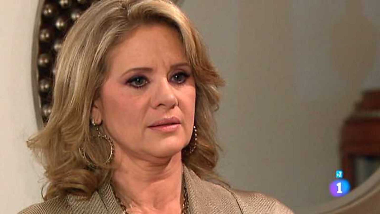 Amores verdaderos - Capítulo 63 - Arriaga descubre la novela de Victoria - ver ahora