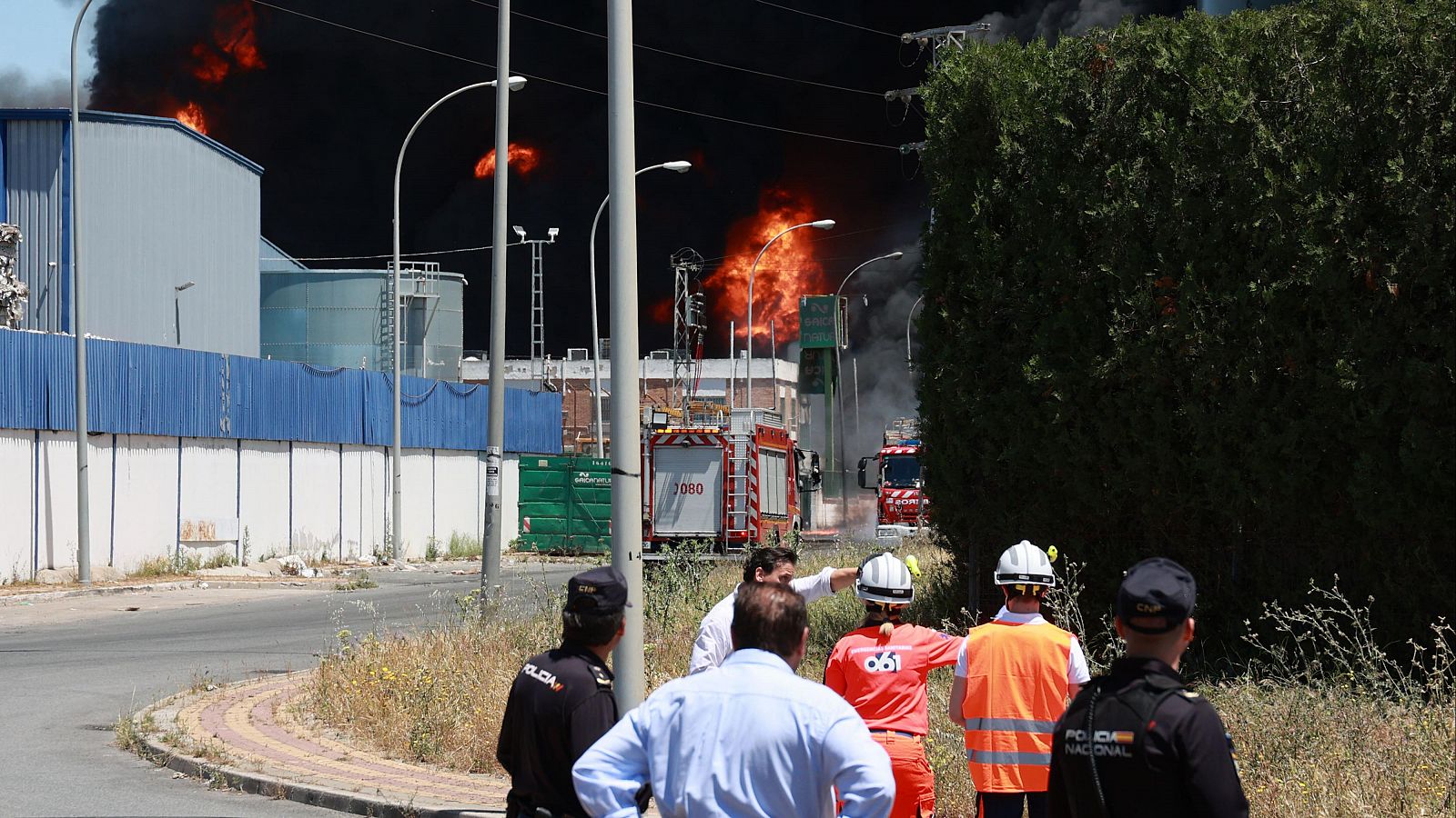 Un incendio en Sevilla obliga a confinar a 80.000 vecinos | Ver