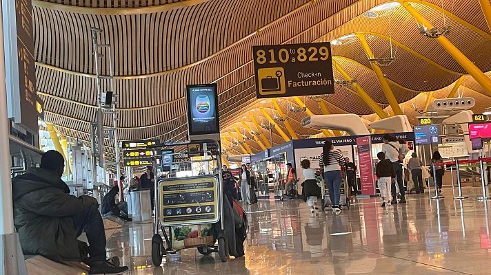 Los partidos acogen entre "aplausos" y acusaciones de "racismo instituciónal" la decisión de limitar el acceso a Barajas