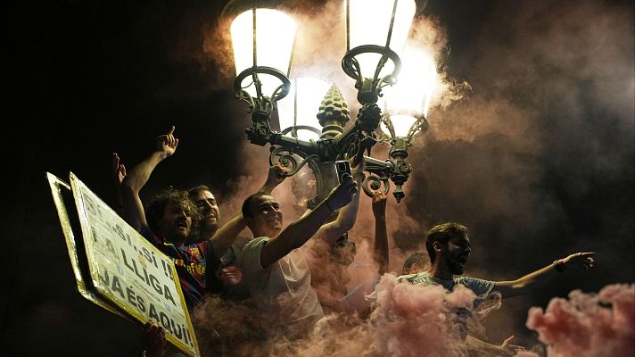  - "Campeones, campeones", el cántico de los aficionados del Barça tras ganar la Liga