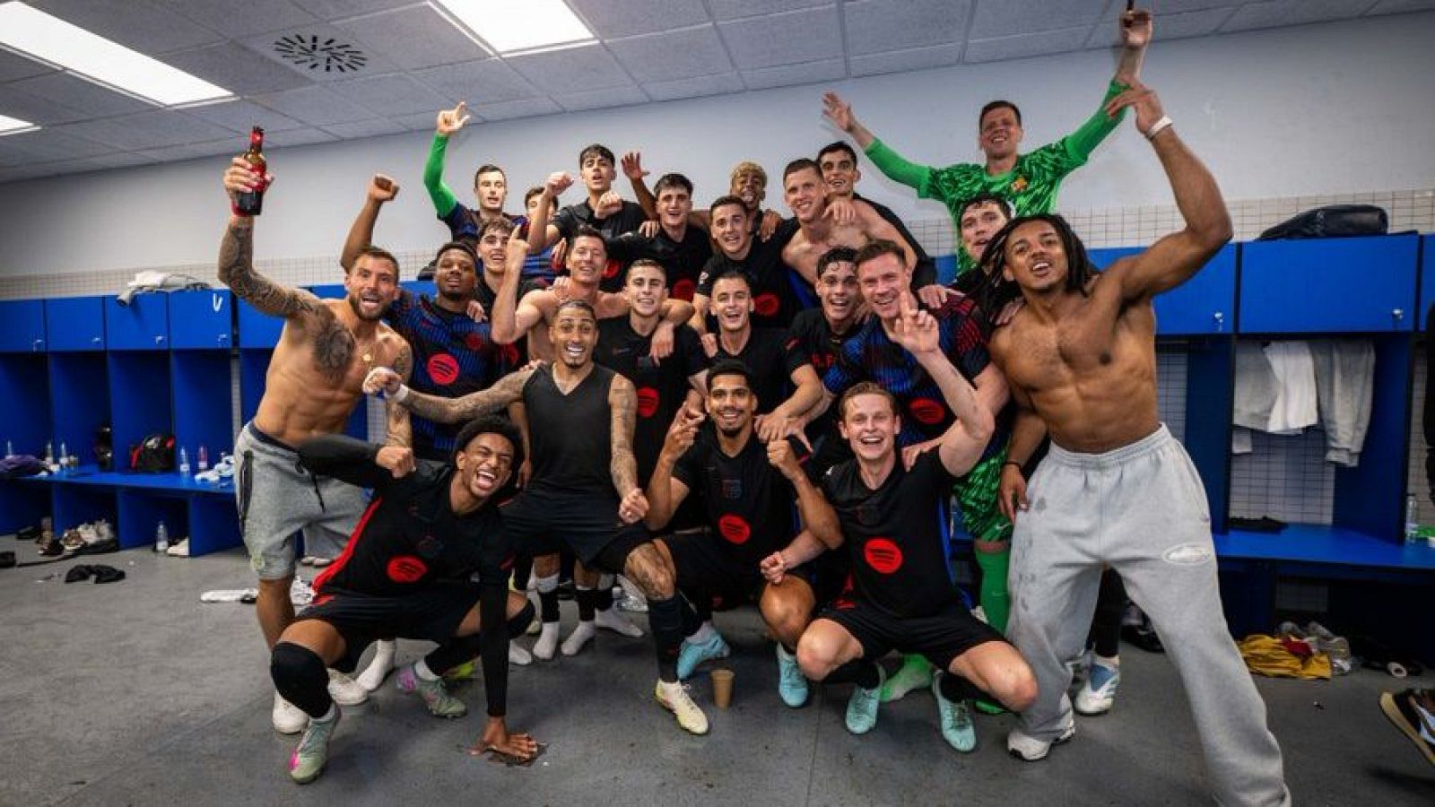 El Barça celebra la conquista de la Liga en el vestuario del RCD Stadium de Cornellá