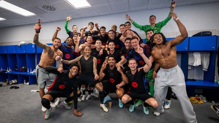 El Barça celebra la conquista de la Liga en el vestuario del RCD Stadium de Cornellá