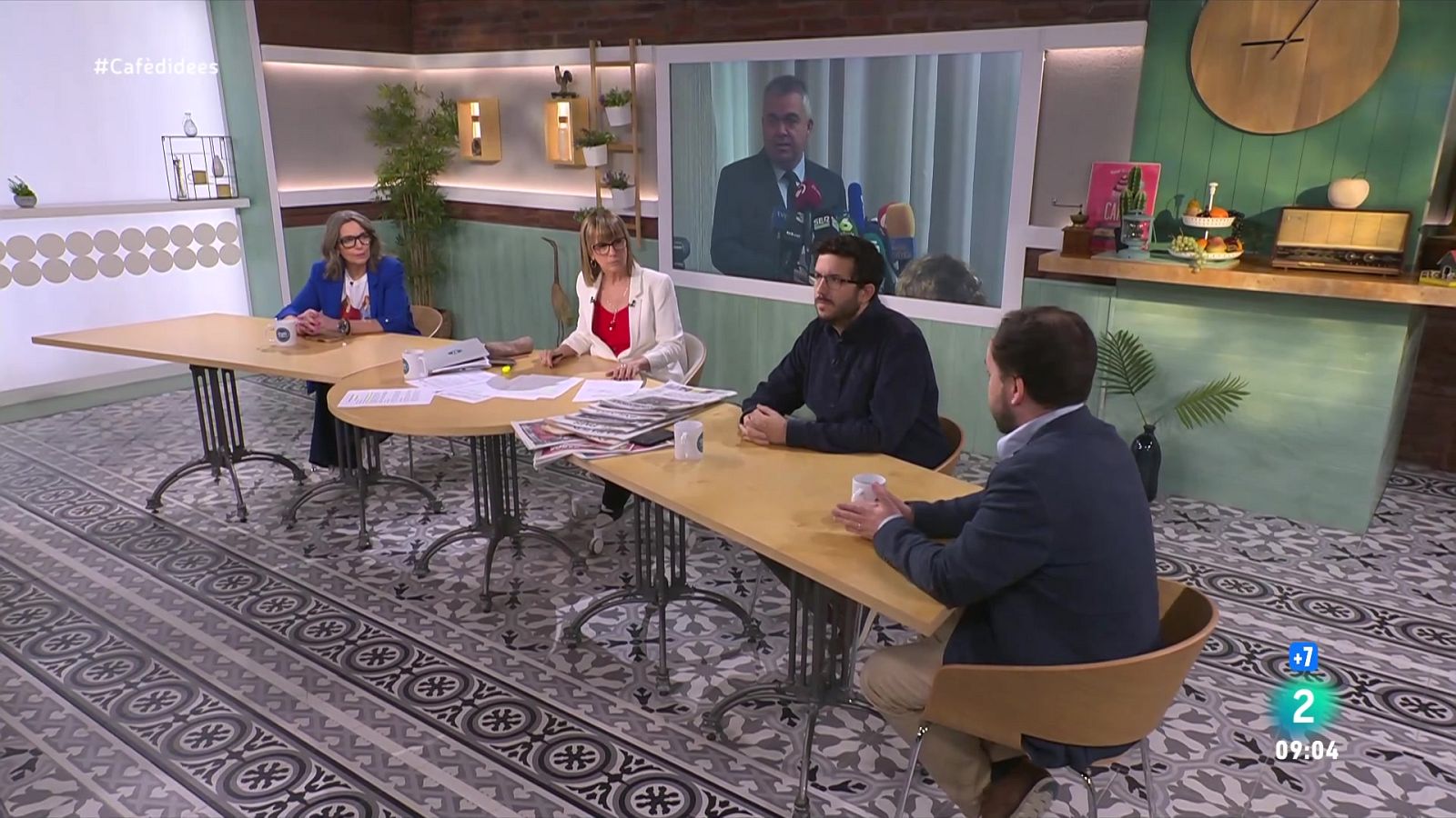 Gemma Nierga entrevista el conseller de Política Lingüística. Fem la prèvia del festival de la cançó. I parlem amb Xavi Campos del CEESC