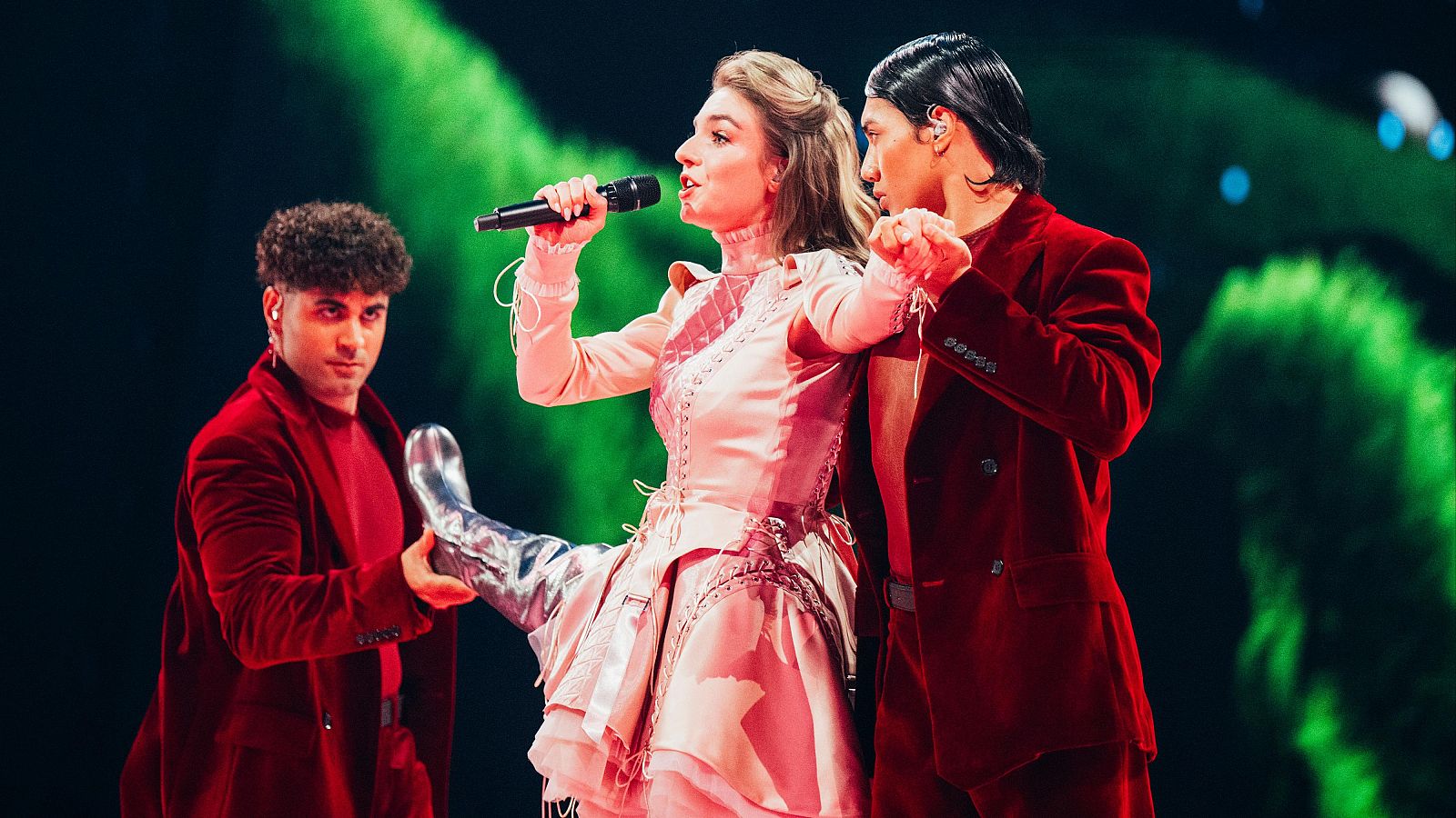 Actuación de Luxemburgo en Eurovisión 2025: Laura Thorn con "La Poupée Monte Le Son"