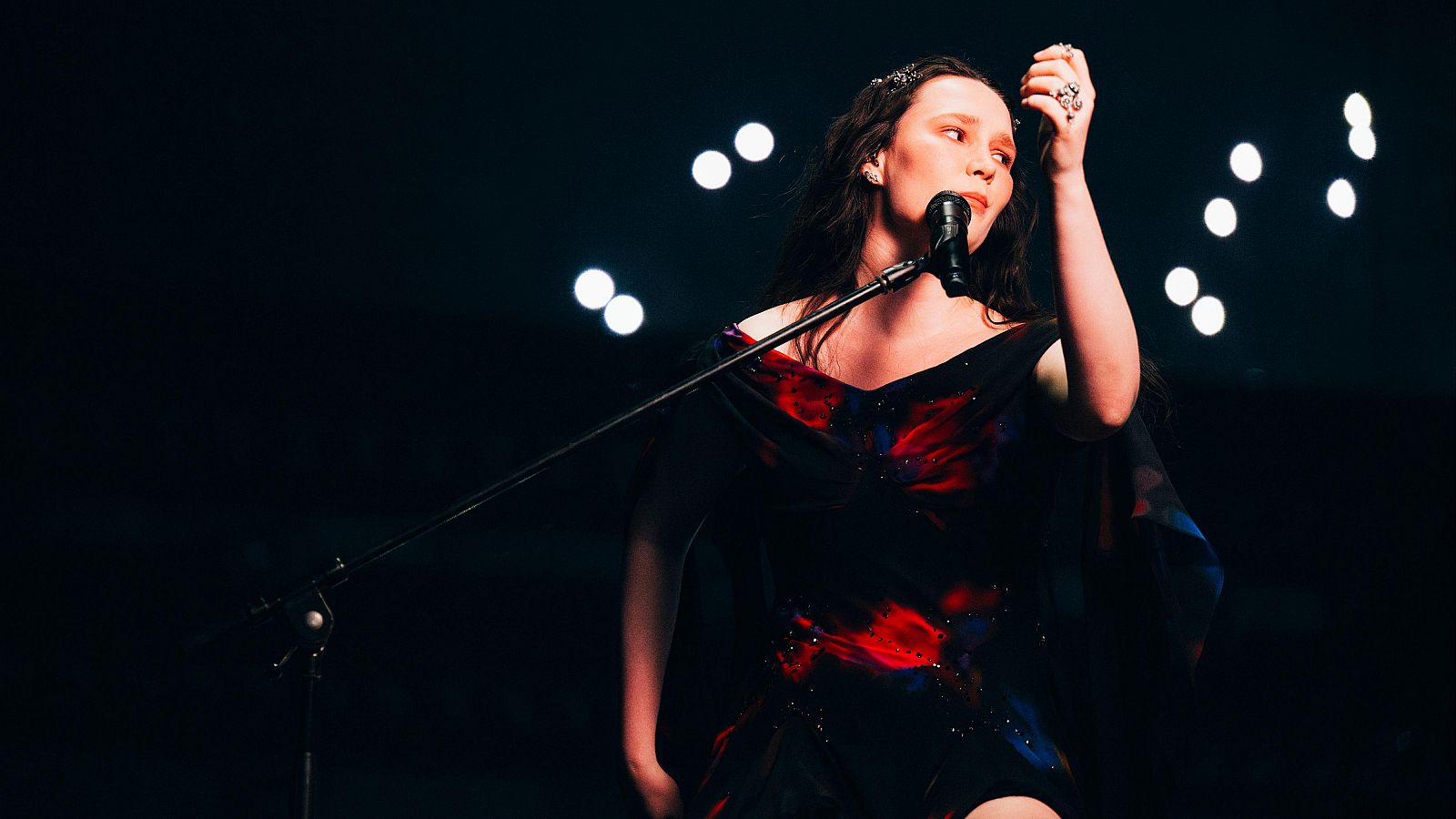 Actuación de Suiza en Eurovisión 2025: Zoë Më con "Voyage"