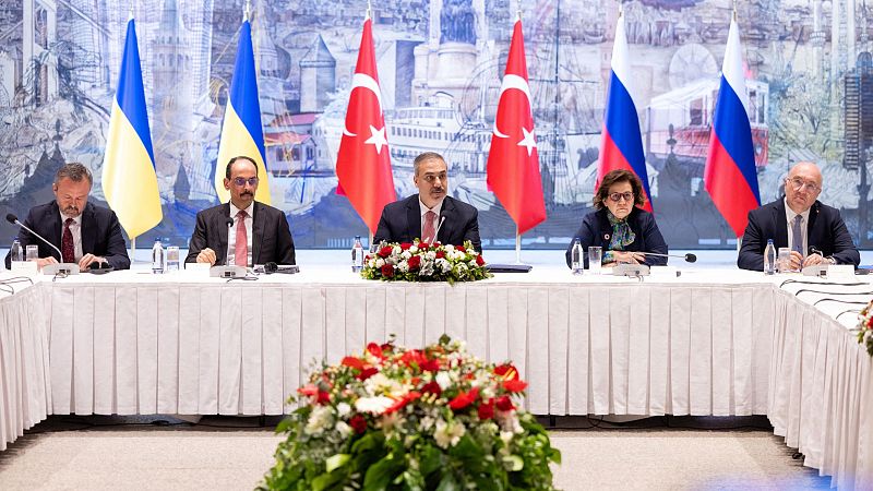 Fracasa el primer intento de diálogo entre Rusia y Ucrania para un alto el fuego en Estambul