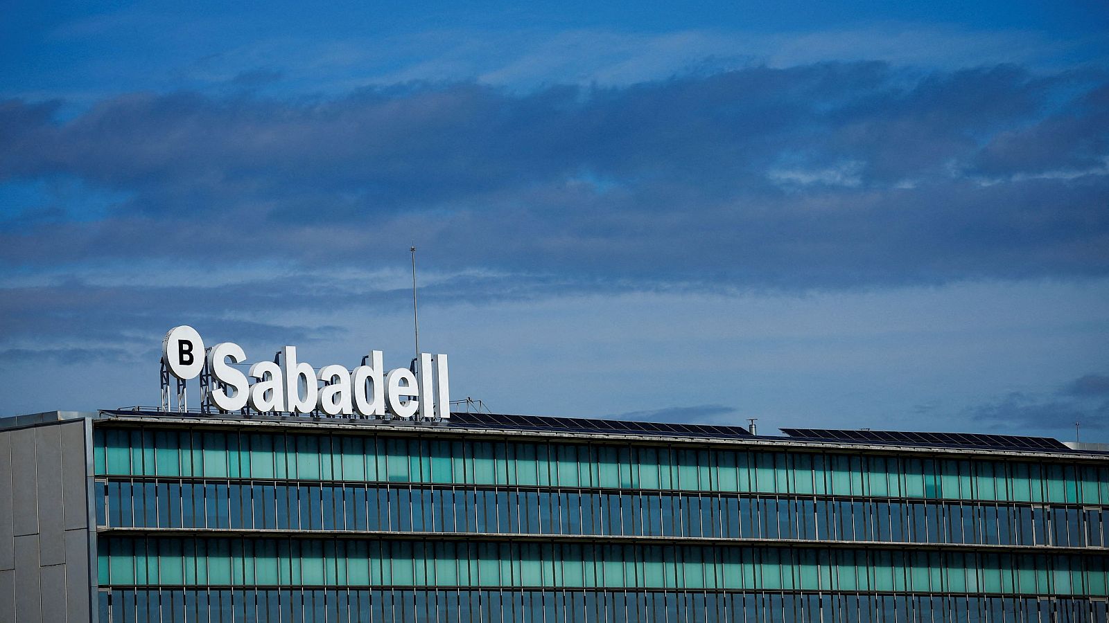 Opa del BBVA a Sabadell: CC.OO. y UGT advierten de que podría destruir más de 10.500 empleos
