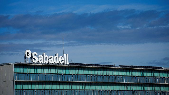 Comisiones Obreras y UGT avisan de que la opa del BBVA al Sabadell podría destruir más de 10.500 empleos