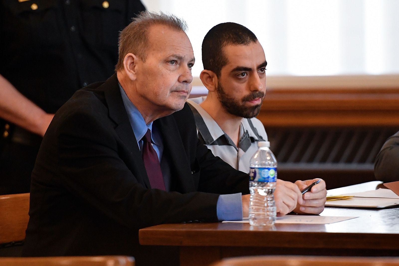 El atacante del escritor Salman Rushdie es condenado a 25 años de cárcel por su intento de asesinato | Ver