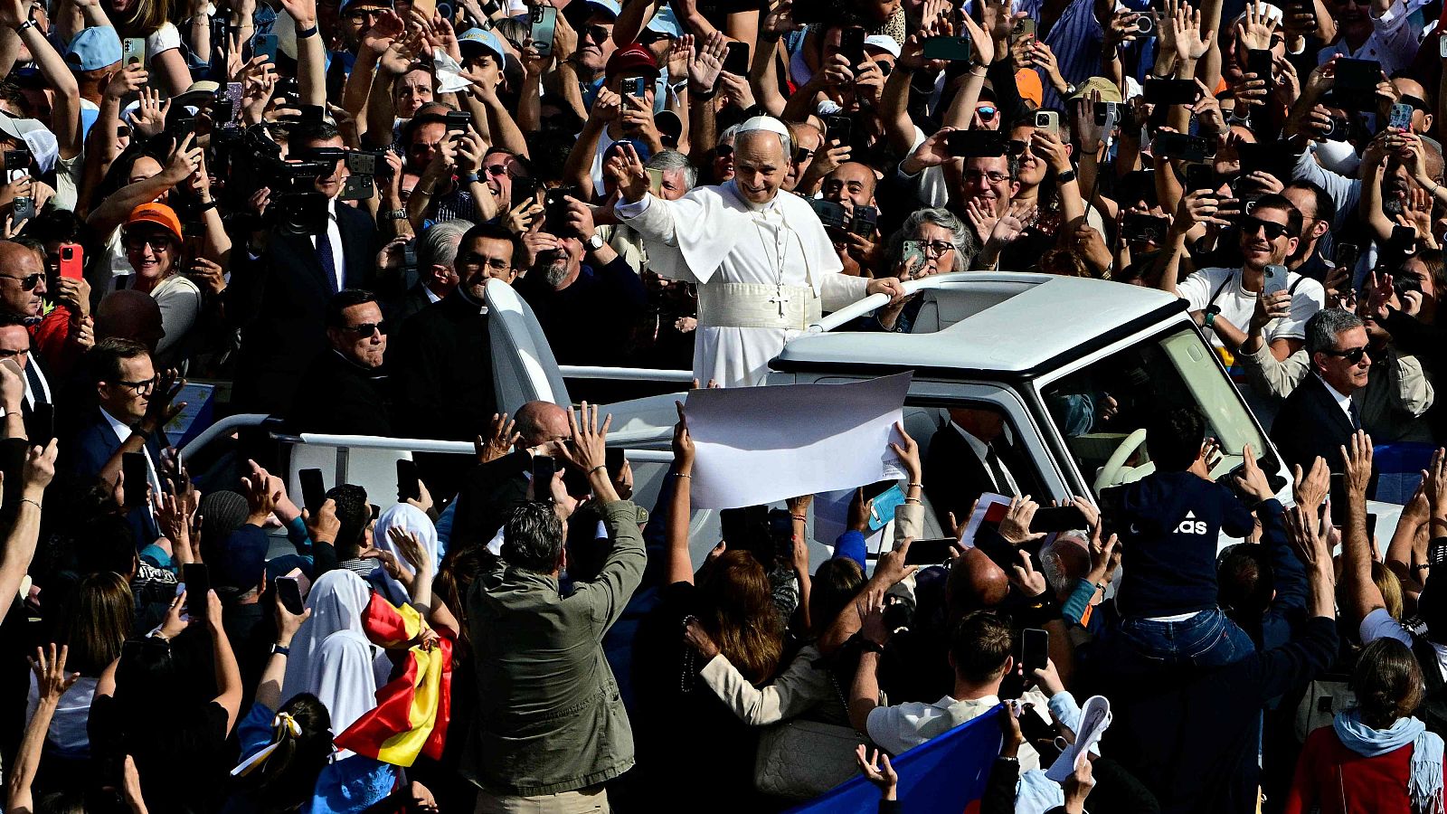 León XIV saluda a los fieles por primera vez desde el papamóvil - Especiales informativos | Ver