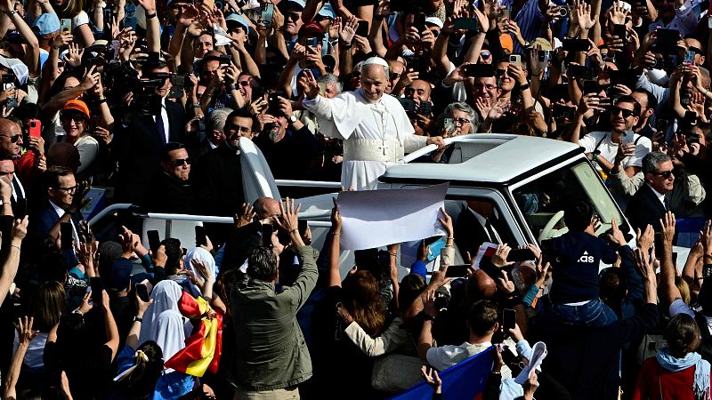 León XIV saluda a los fieles por primera vez desde el papamóvil - Especiales informativos | Ver