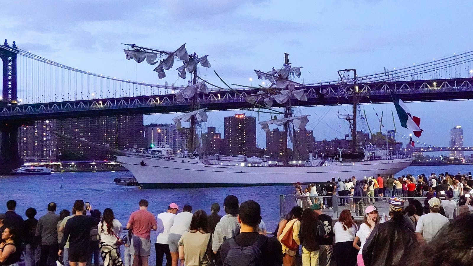 Mueren dos tripulantes en el choque de un buque contra el puente de Brooklyn