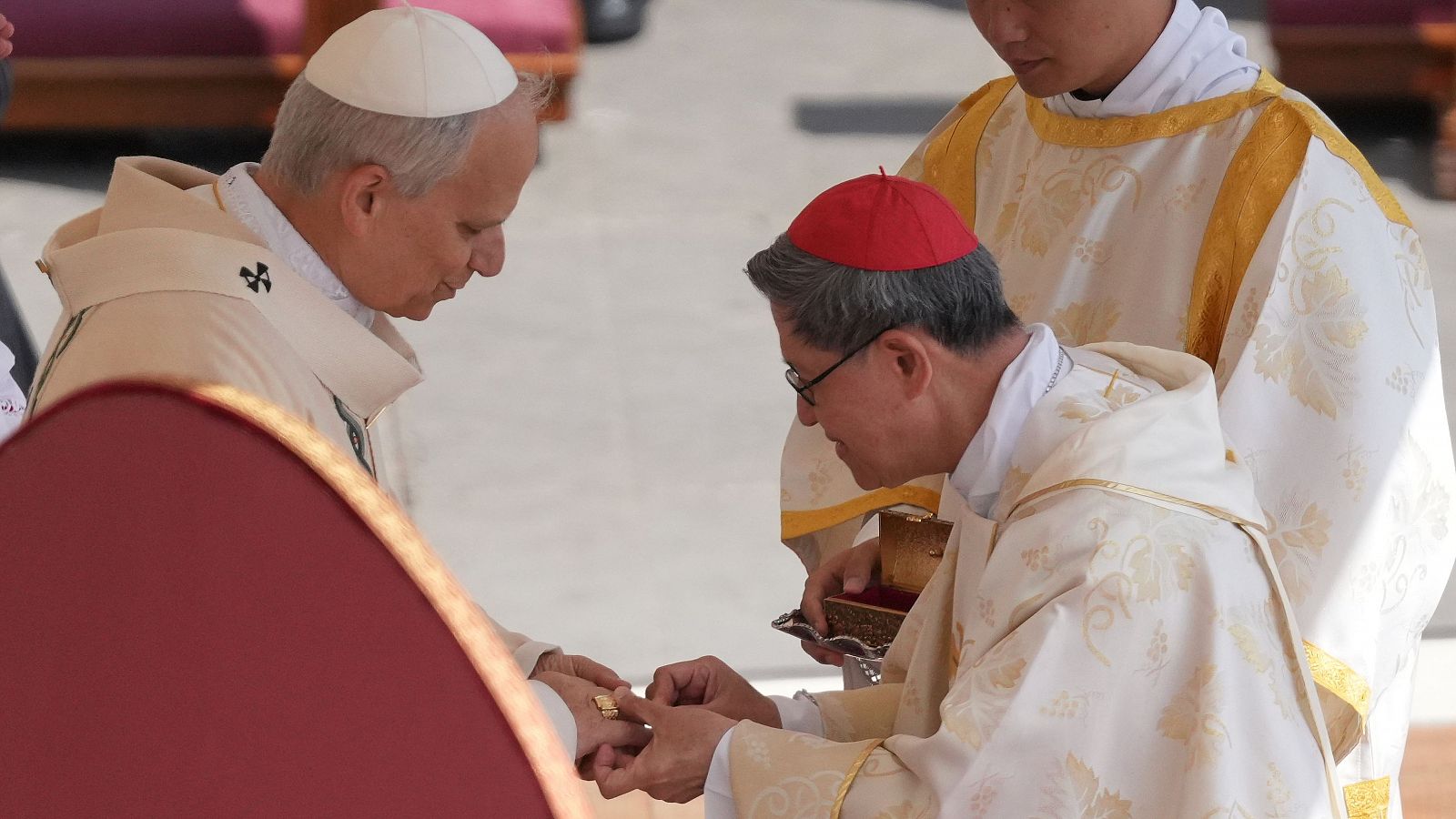 El papa León XIV recibe el anillo del pescador, símbolo del papado, de manos del cardenal Luis Antonio Tagle durante la misa de inauguración de la Plaza de Pedro, en el Vaticano - Especiales informativos | Ver