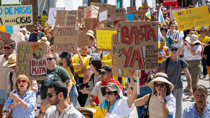 Telediario Fin de Semana - Miles de personas vuelven a salir a la calle en Canarias contra el turismo de masas