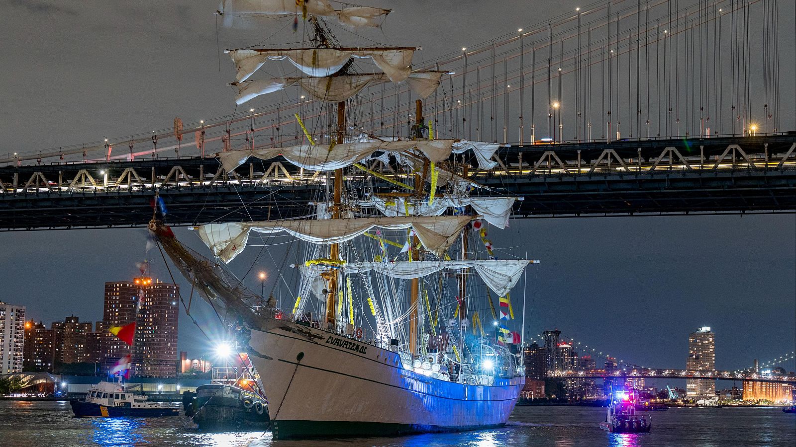 El choque de un buque mexicano contra el puente de Brooklyn deja dos muertos | Ver