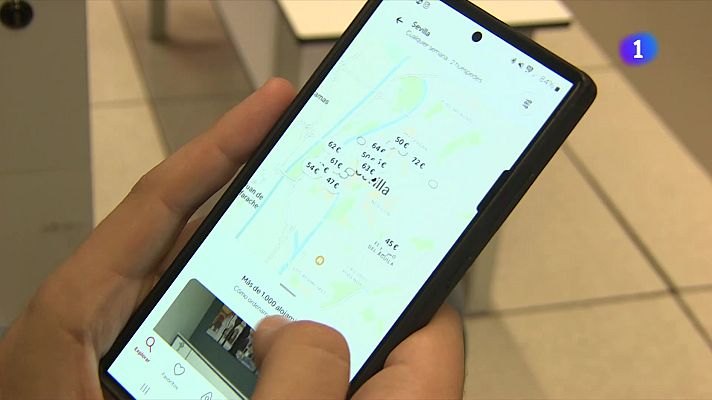 L'Informatiu - Consum obliga a retirar 65.935 anuncis de pisos d'Airbnb