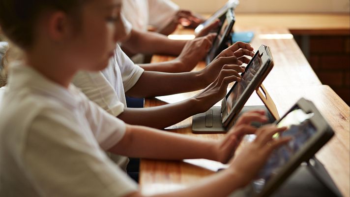 Telediario 1 - El uso excesivo de la tecnología en el aula empeora los resultados en matemáticas