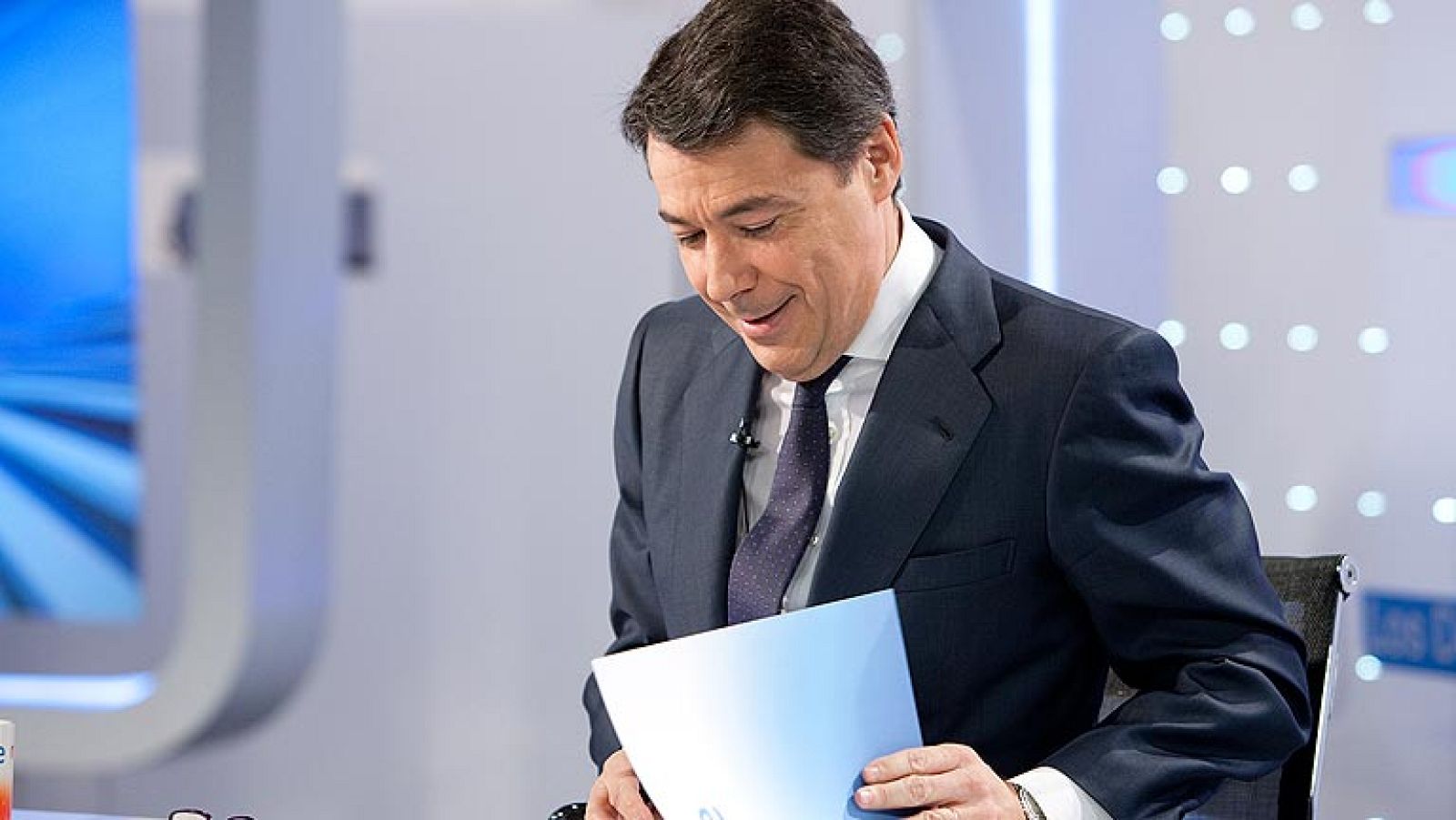 Preguntado por el exconsejero de Sanidad Juan José Güemes, que forma parte del Consejo de Administración de la empresa sanitaria Unilabs, que se ha quedado con el servicio de análisis médicos en seis hospitales madrileños, el presidente de Madrid ha dicho que "fue consejero del Gobierno hace cuatro años" y ha achacado estas informaciones a "las ganas de azuzar en el sector sanitario". Ha explicado que la empresa Unilabs no fue el adjudicatario inicial porque no ganó el concurso y que posteriormente ese adjudicatario vendió las laboratorios y Unilabs lo compró. "¿Qué problema hay? El señor Güemes no ha incumplido nada", ha insistido. 