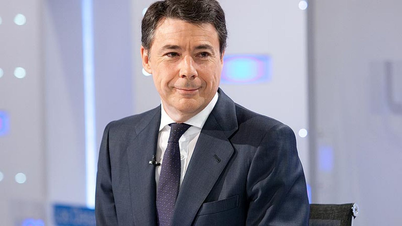 El presidente de la Comunidad de Madrid, Ignacio González, ha negado que se haya producido una alta insumisión en el pago del euro por receta. Ha explicado que en una semana se han expedido 1,6 millones de recetas, de las que el 1,4 estaban sujetas al pago, y "que no llega al uno por mil las quejas que se han recibido".El Colegio de Farmaceúticos de Madrid denunció este jueves que en solo una semana se habían superado las 4.500 insumisiones, a lo que González ha dicho: "Pongamos las quejas, que son muy respetables, en su justa medida, estamos hablando de 1,6 millones de recetas y hay a quien le interesa azuzar en este tema". González ha vuelto a defender en 'Los Desayunos de TVE' esta medida porque "está dentro de nuestro marco competencial, es claramente disuasorio y no recaudatorio".