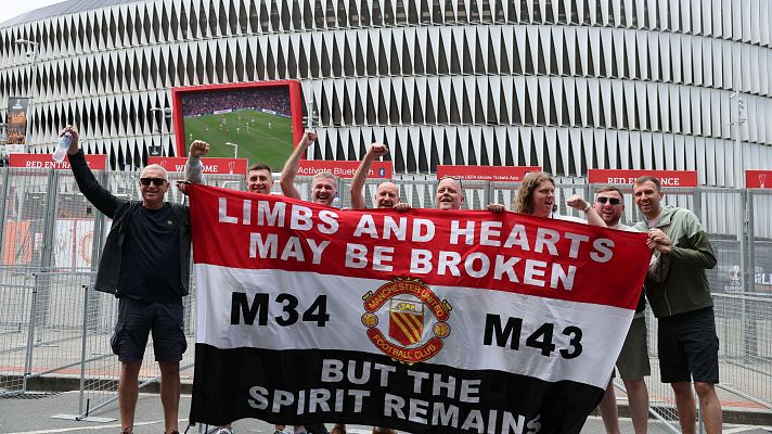 La avanzadilla de aficionados ingleses llega a Bilbao la víspera de la final de la Europa League