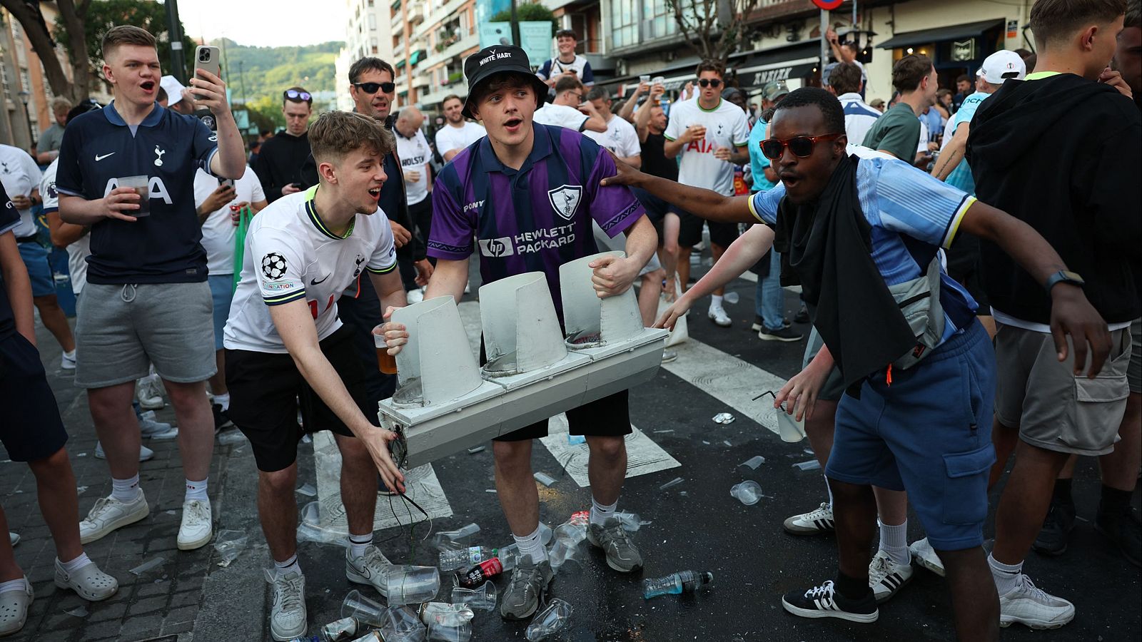 Aficionados británicos provocan altercados y actos vandálicos en San Sebastián y Bilbao - Los Deportes de La1 | Ver