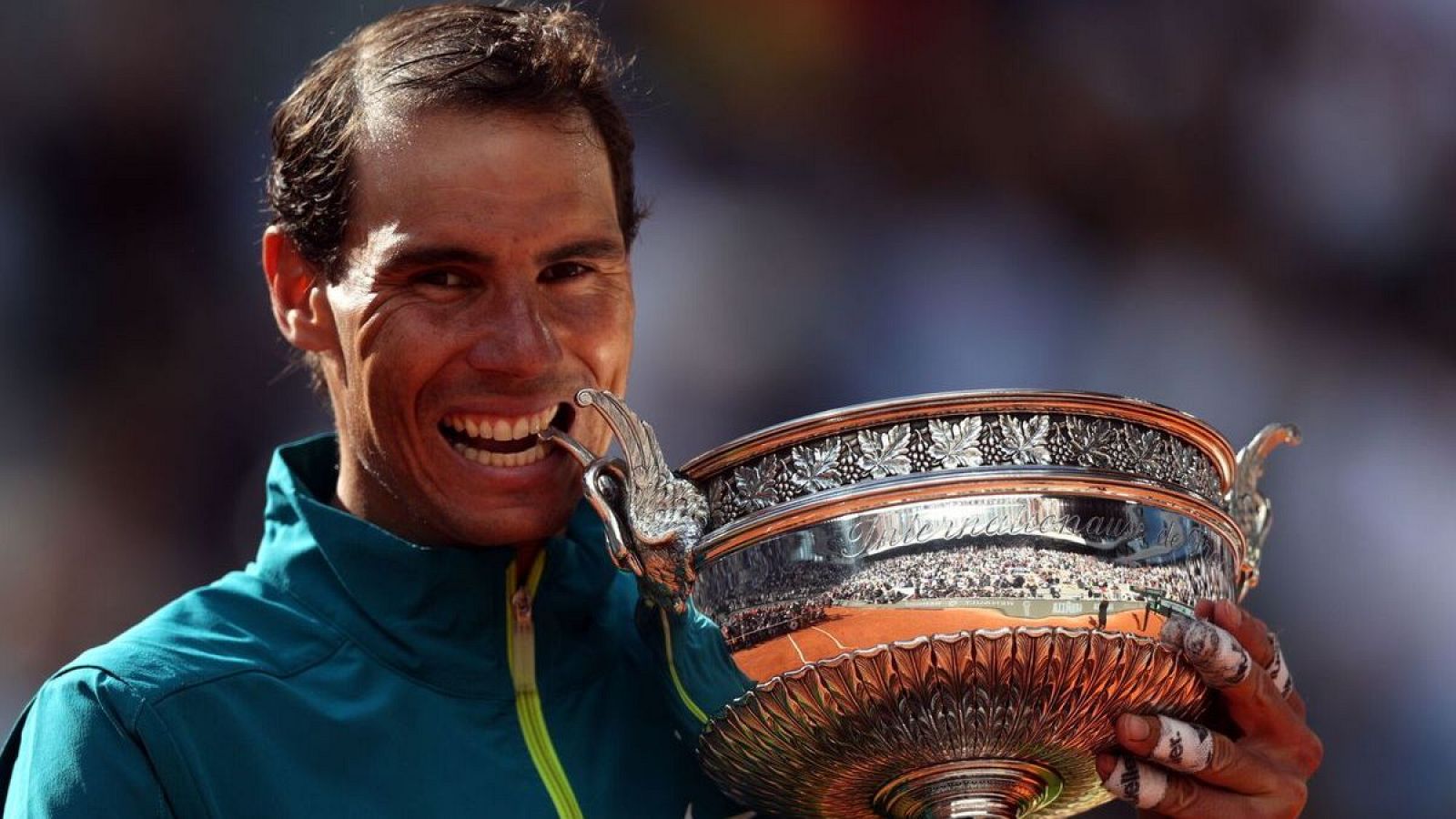 Tras dos décadas repletas de éxitos, Roland Garros rinde homenaje al rey de la tierra: Rafa Nadal. Vive un momento inolvidable en RTVE.